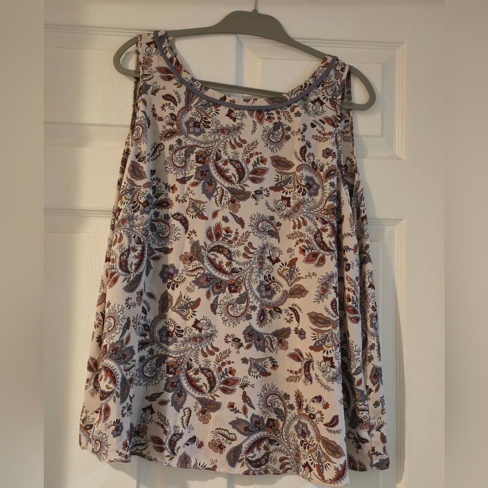 LOFT Black and White Sleeveless Tank Top